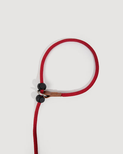 Close-up of the crimson red dog slip lead, highlighting the effect of the black adjuster on the nylon rope.